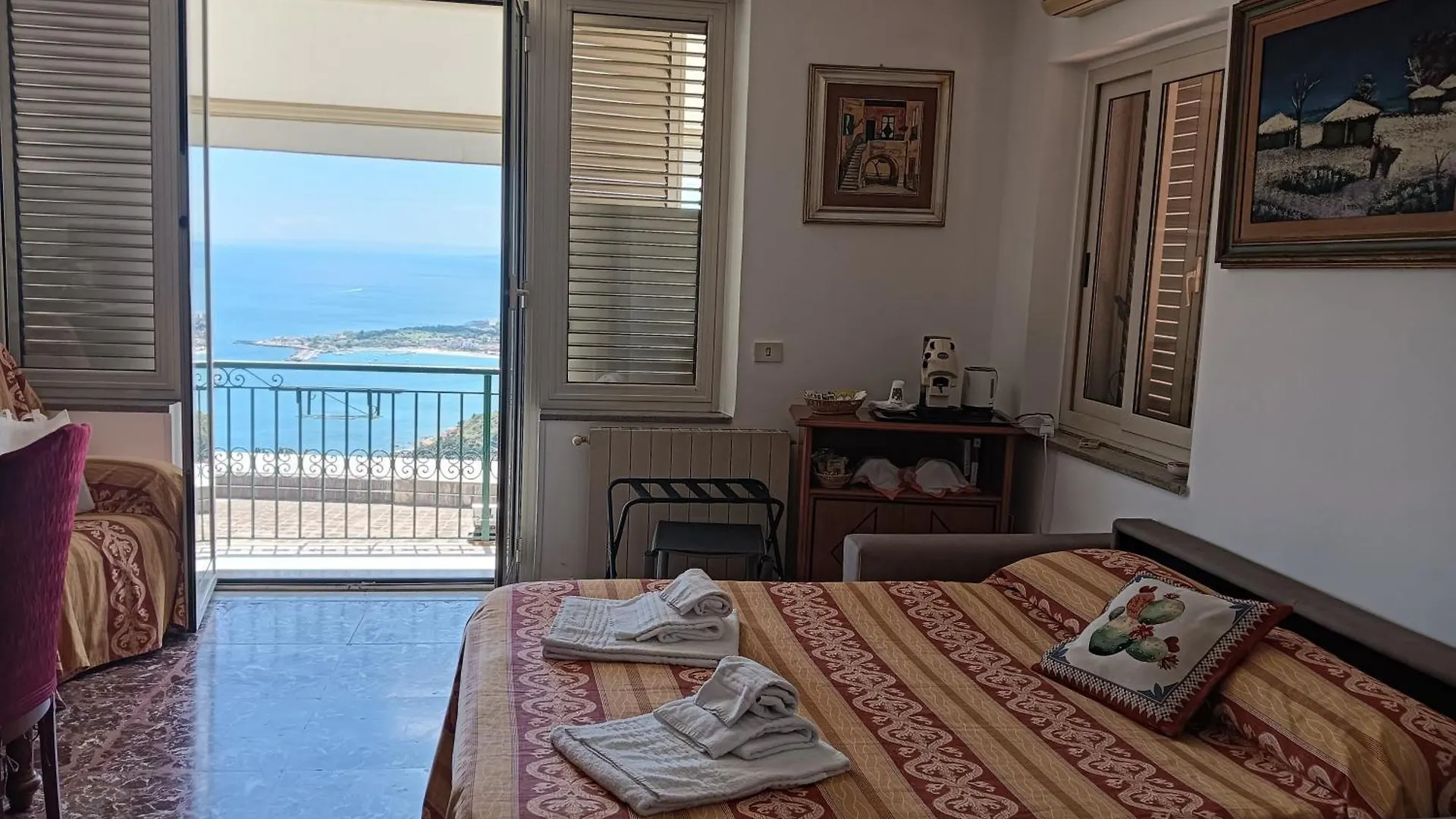 Holiday Room 