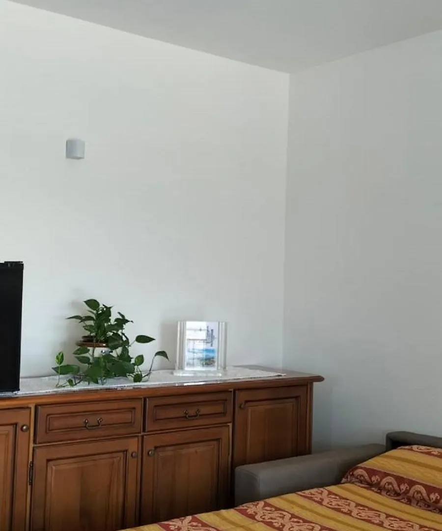 Holiday Room 