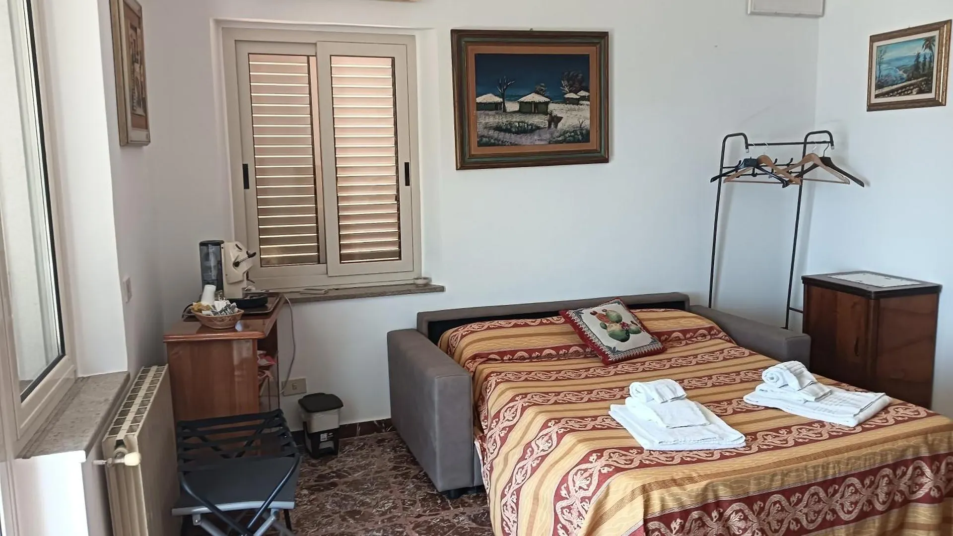 Holiday Room 
